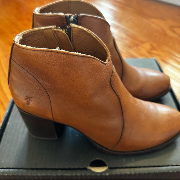 PRICE TO SELL🎉🎉 FRYE Carly Zip Chelsea Ankle Boots EUC whiskey brown sz 7 - Picture 3 of 7